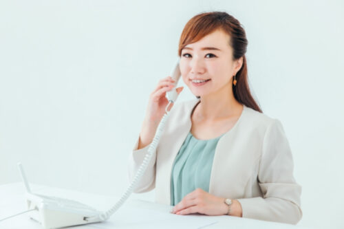 電話をしている女性の画像